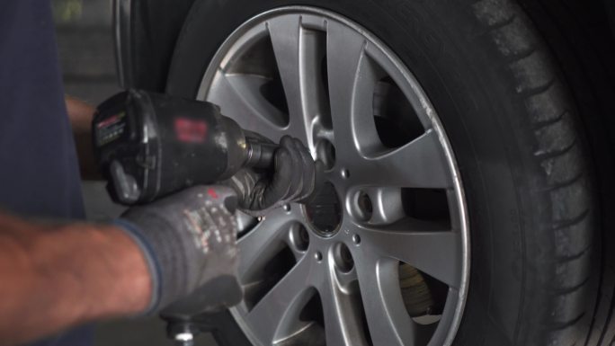 轮胎拆卸汽车维修换轮胎汽车修理