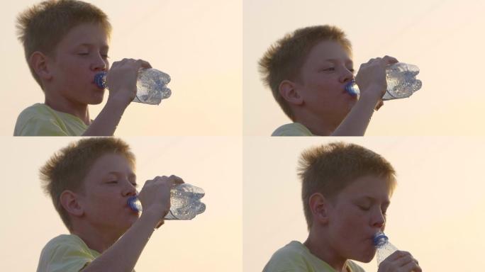 那个男孩正在喝苏打水。
