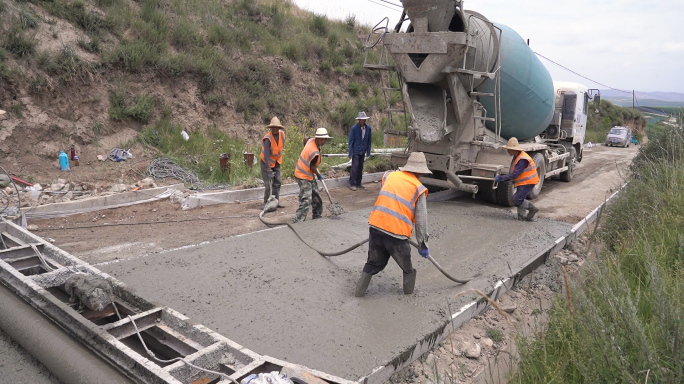 实拍公路建设修路水泥浇灌工程施工沥青