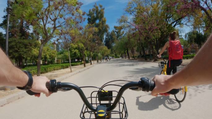 西班牙安达卢西亚塞维利亚的POV自行车骑行