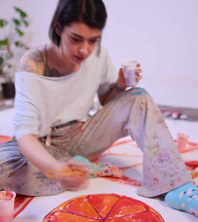 女画家用玫瑰色颜料在画布上绘画