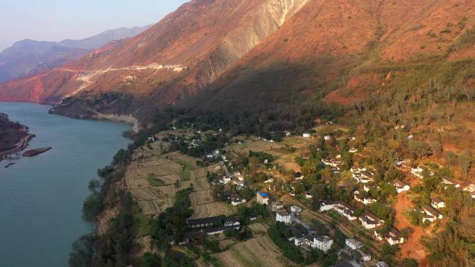 平静安稳的江边小山村