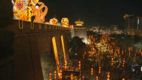 中国陕西西安，庆祝中国春节的古城墙上的灯笼视图视频素材