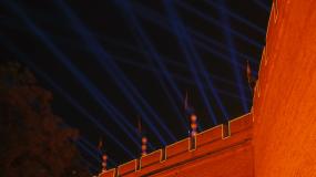 中国陕西省西安市庆祝中国春节的古城墙上灯光秀视频素材