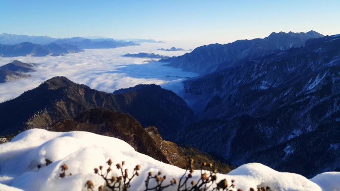 四川泸定牛背山顶遥望云海雪山