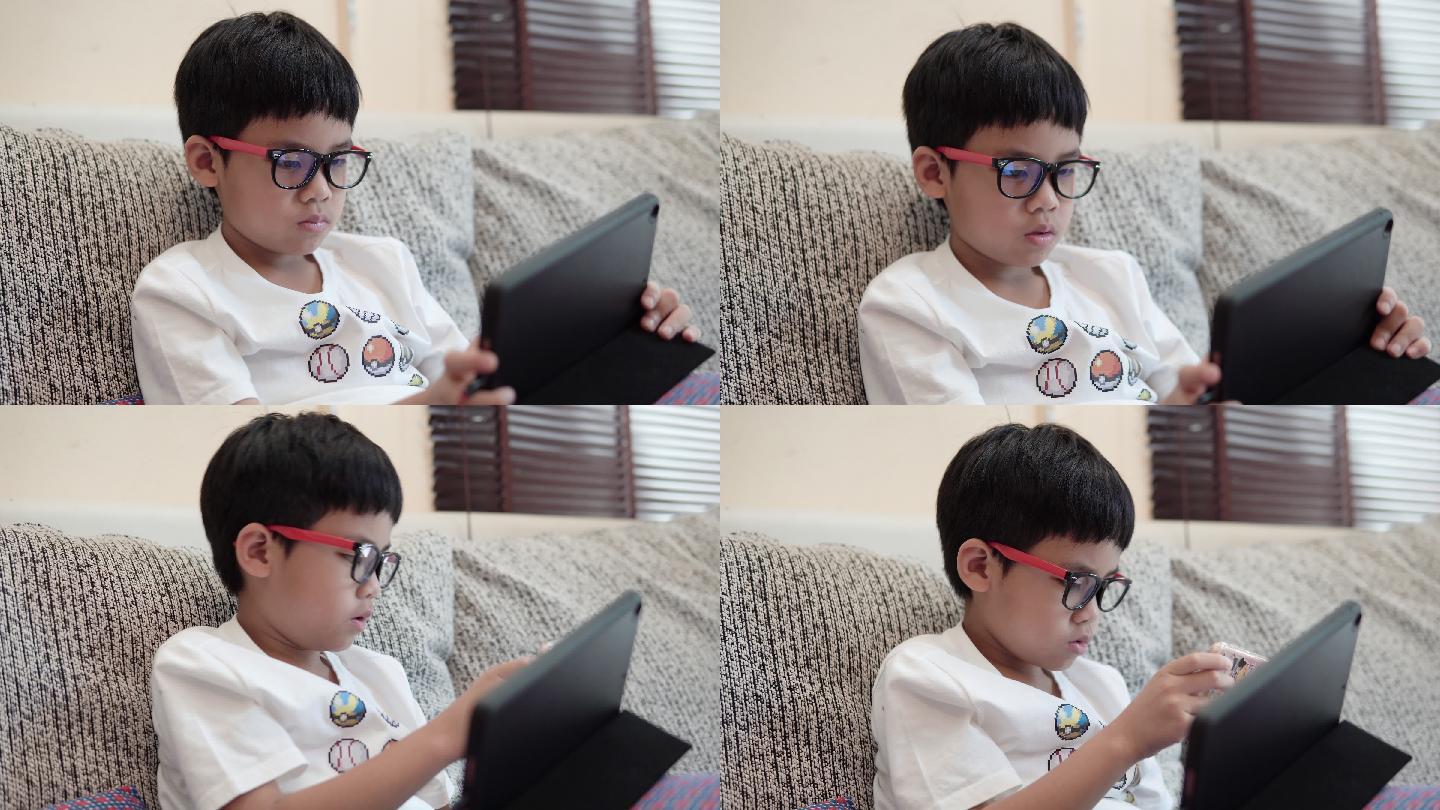 男孩在看数字平板电脑。