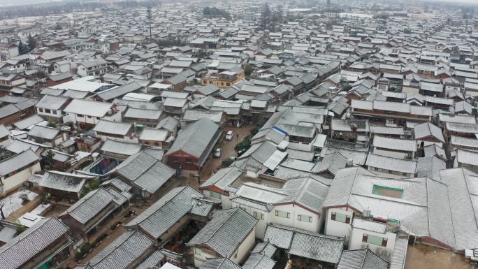 丽江白沙古城下雪