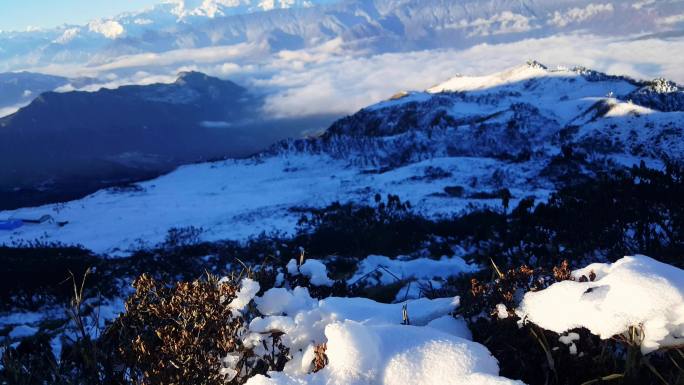 四川泸定县牛背山顶遥望贡嘎雪山云海