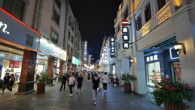 广西南宁兴宁路骑楼老街步行街夜景夜市街景