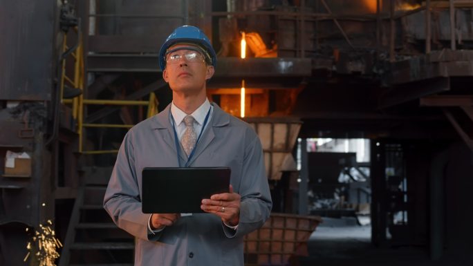 一位男性工程师站在铸造厂的DS肖像