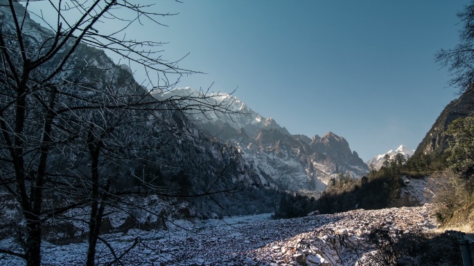 四川甘孜州海螺沟红石滩雪山风光