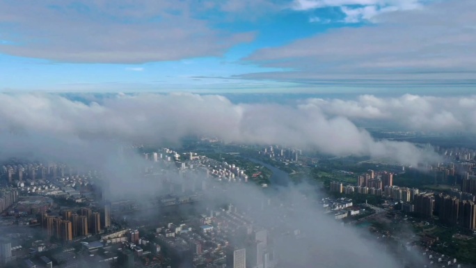 云海宿迁高空穿云延时云中俯瞰宿迁城市