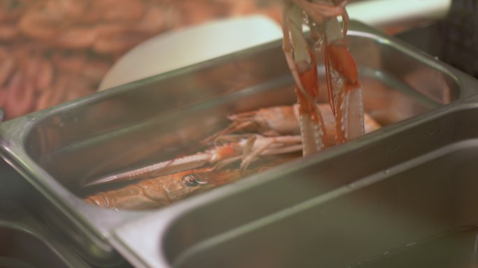 鲜活瑞典小龙虾在鱼市出售