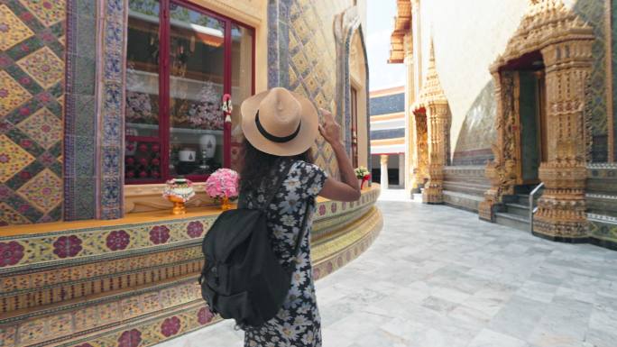 泰国曼谷，年轻的拉丁女性游客在享受快乐和难忘的假期。