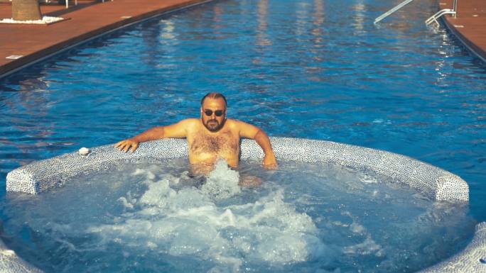 豪华住宿酒店、中年男子在豪华度假酒店游泳池游泳、富人进入热水浴缸、超全包酒店、慢镜头、慢镜头热水浴缸