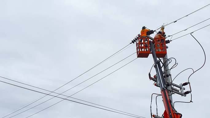 电力线工人电力抢修维修电路