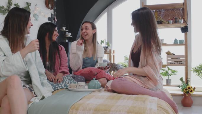 四个女朋友在床上喝茶聊天