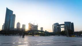 日落时杭州新城的现代建筑。timelapse 4k hyperlapse视频素材