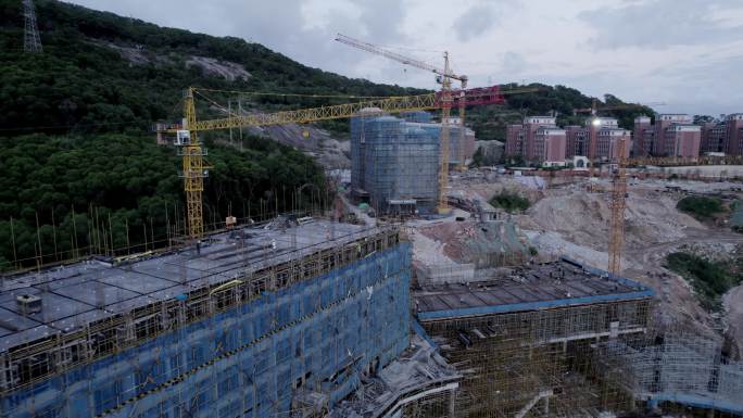 起重机在山上建房鸟瞰图