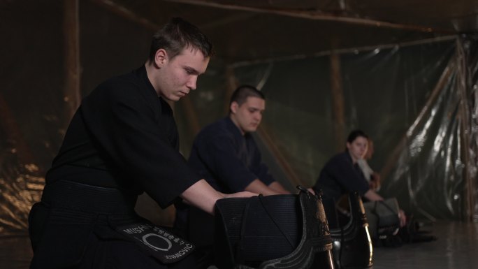 武术学生，在开始剑道训练前戴上运动手套