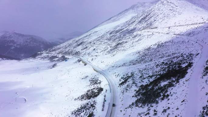 西藏冬季公路雪景