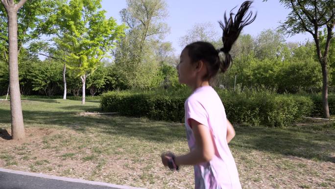 4K升格清晨在公园锻炼身体跑步的中国女孩