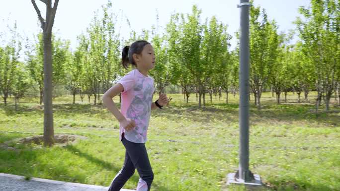 升格4K清晨在公园锻炼身体跑步的中国女孩