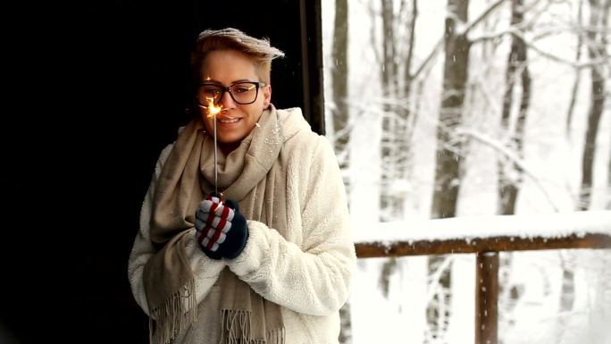 雪地里年轻美丽女子的冬季肖像。雪花冬季美容时尚概念。