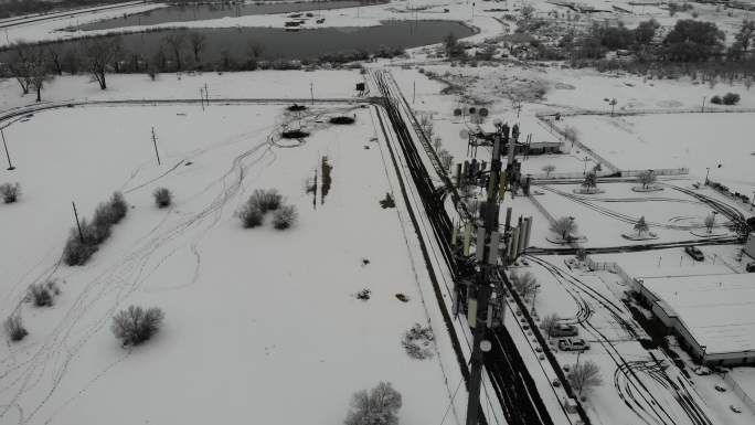无人机拍摄的5G手机塔和周围建筑的积雪画面