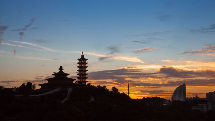 中国湖北鄂州黄昏的圆明塔