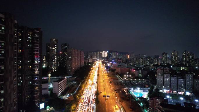 夜晚城市道路交通车流深圳龙华布龙路1/2