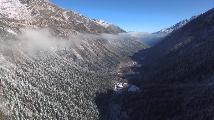 四川茂县毕棚沟航拍云海雪山