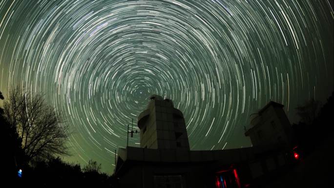 兴隆观测站100厘米镜星轨约会与银河星空