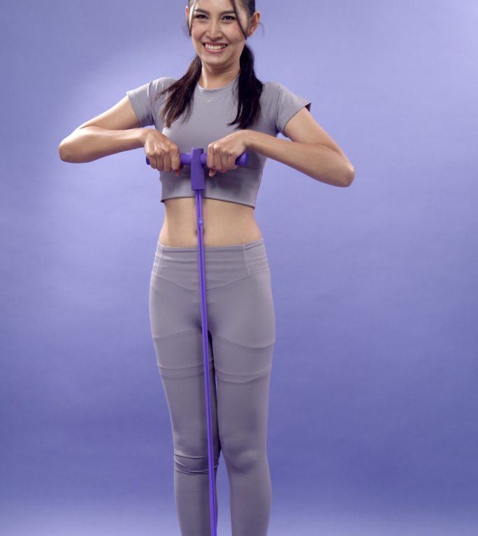 概念健身瑜伽锻炼。年轻苗条的亚洲女性穿着超浅紫色套装连衣裙