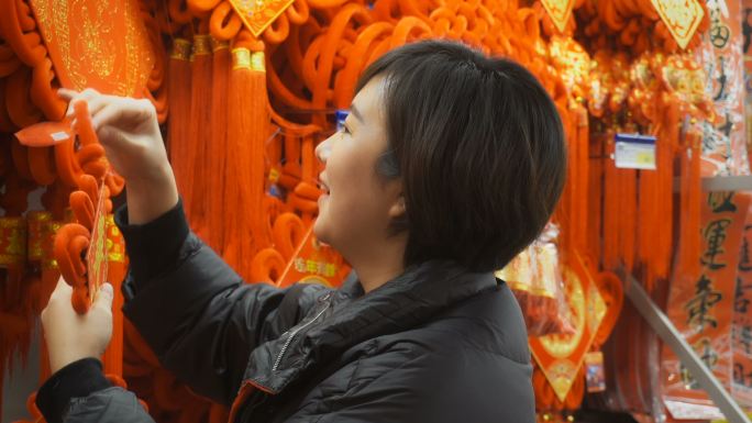 女性选择中国结庆祝中国春节