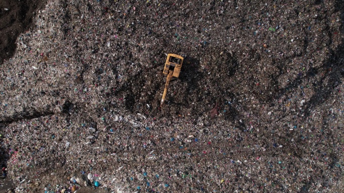 垃圾填埋场上的垃圾车倾倒垃圾、污染连接、垃圾、社会问题、回收连接、塑料、填埋、脏污、工业、不卫生连接
