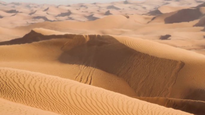 沙漠中的热浪炎热的沙漠
