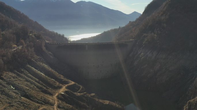 无人驾驶飞机拍摄了山中一座大坝，大坝后面的水位很低