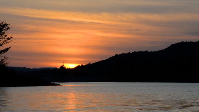 夕阳下金色波光粼粼的湖水