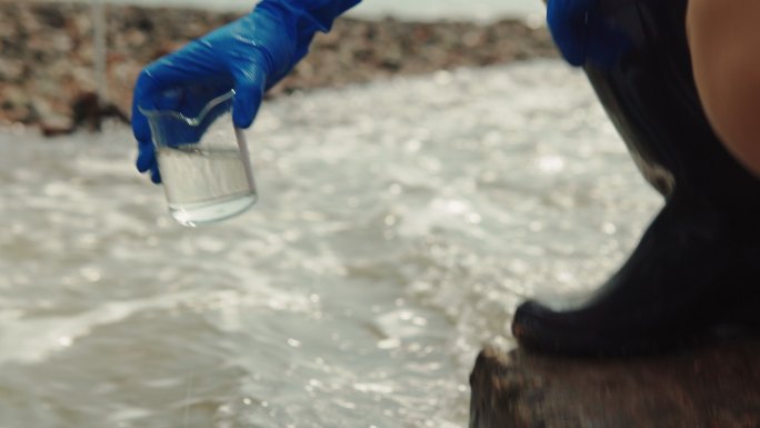 两位生态学家在污染区检查污染水