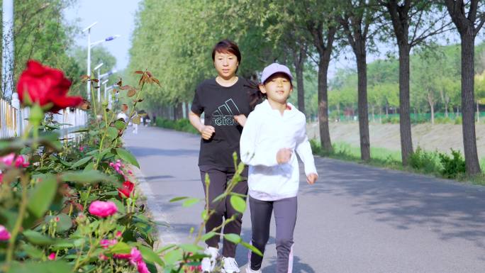 4K升格慢镜头清晨跑步晨练的中国母女