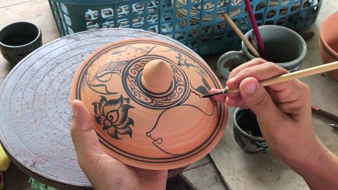 特写手工装饰陶瓷青瓷，素可泰艺术，制作泰国陶瓷工艺品