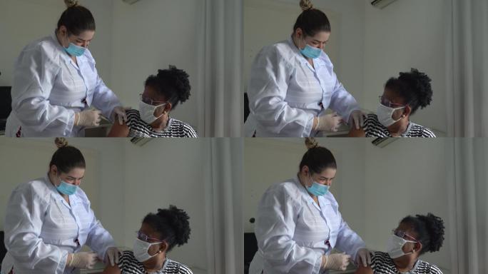正在接种疫苗的老年妇女-戴口罩