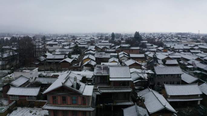 丽江白沙古城下雪