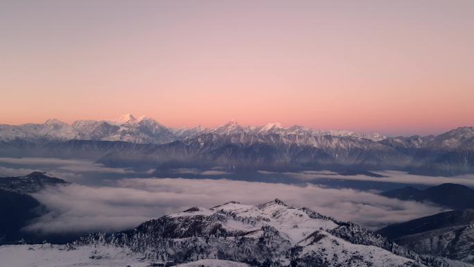 冬季在四川泸定牛背山上贡嘎雪山日出