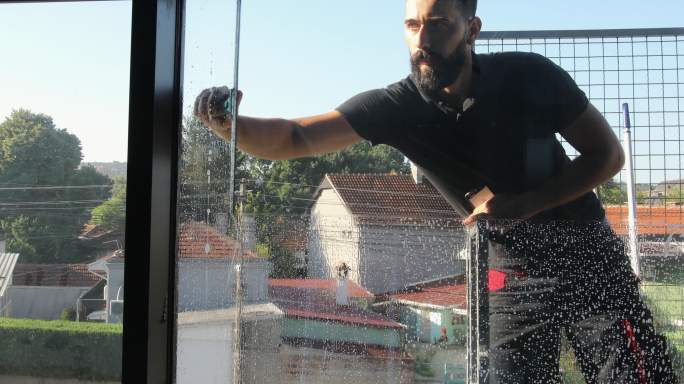 工人们一起清洗建筑物正面的窗户