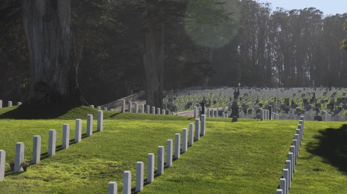 10月下旬一个宁静的下午，旧金山国家公墓的镜头闪烁着光芒