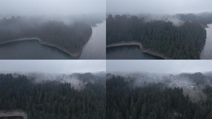 俯瞰一条大雾缭绕的山河，从上方直视。