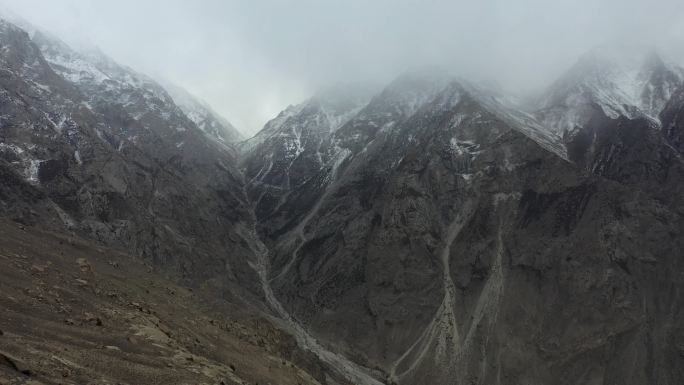 雾中喜马拉雅山脉河流鸟瞰图