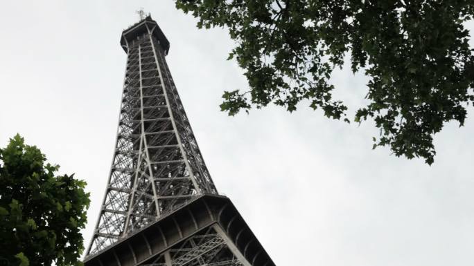 法国巴黎埃菲尔铁塔低角度视图